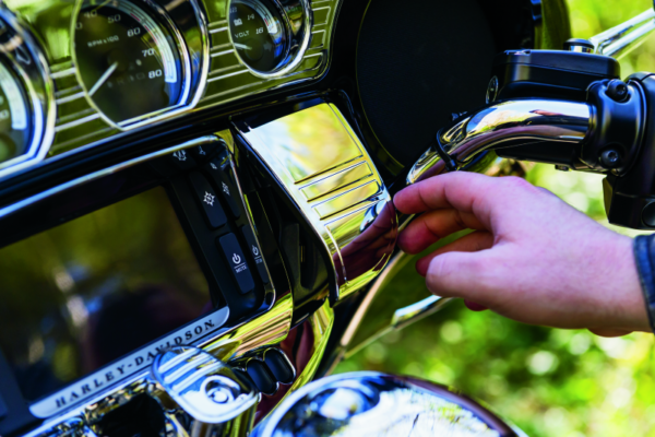 Kuryakyn Deluxe Tri-Line Stereo Trim Kit 14-Up Touring Models Chrome - Image 3