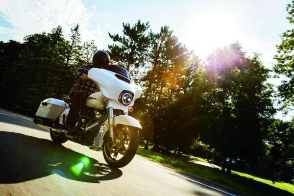 Kuryakyn Oil Cooler Cover Milwaukee-8 Chrome - Image 4