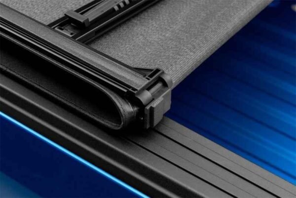Lund 05-17 Nissan Frontier (5ft. Bed w/o Utility TRack) Genesis Elite Tri-Fold Tonneau Cover - Black - Image 10